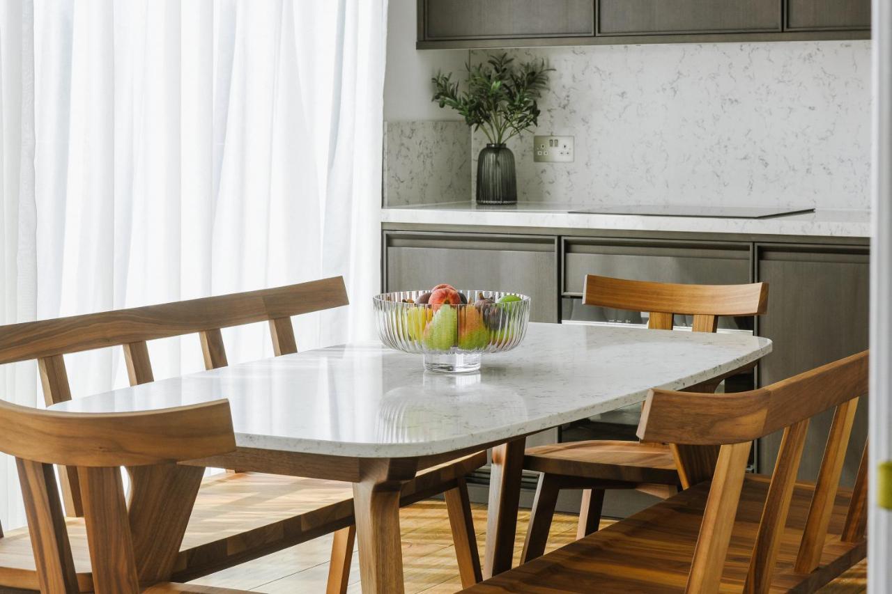 슈발 디 에든버러 그랜드 아파트 호텔 외부 사진 A dining room table