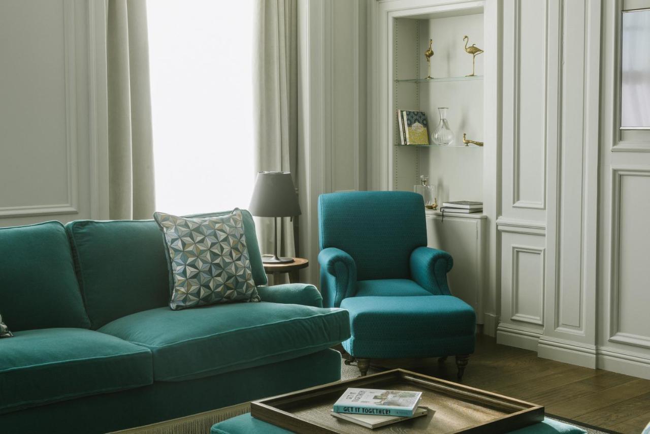 슈발 디 에든버러 그랜드 아파트 호텔 외부 사진 A living room with a sofa and armchair
